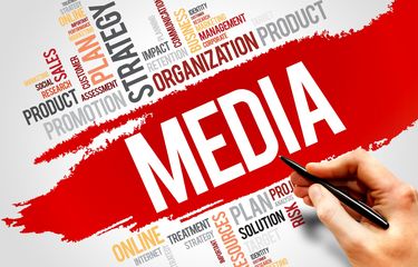 Salah satu dampak positif media massa ialah kemudahan pencarian informasi. Sedangkan dampak negatif media massa adalah bisa memicu konflik.