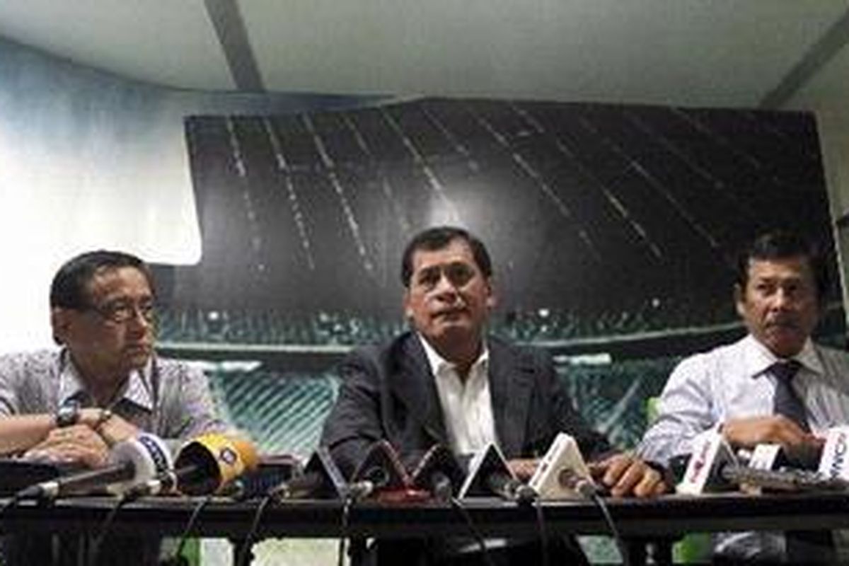 Sekjen PSSI Nugraha Besoes, Ketua Umum PSSI Nurdin Halid, dan Anggota Komite Eksekutif PSSI, Togar Manahan Nero (kiri ke kanan), memberikan keterangan pada wartawan terkait penundaan Kongres PSSI, di Kantor Badan Liga Indonesia, Kuningan, Jakarta, Senin (28/2/2011). Kongres yang sedianya digelar pada 26 Maret terpaksa ditunda karena tidak adanya calon ketua umum setelah Komite Banding menggugurkan semua calon. 