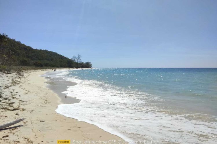 Pantai Laing Lewe, Pantai pasir putih terpanjang di Kabupaten Manggarai Timur, NTT yang terletak di Desa Satarpadut, Kecamatan Lambaleda Utara (LAUT), Jumat, (29/7/2022). (KOMPAS.com/MARKUS MAKUR)