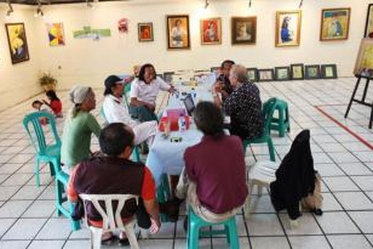 Seniman dan pemerhati seni berdiskusi di Balai Budaya Jakarta, Rabu (5/8). Kementerian Pendidikan dan Kebudayaan berencana akan membangun kembali Balai Budaya Jakarta. Saat ini kondisi Balai Budaya memprihatinkan karena sebagian besar bangunan rusak dan lapuk akibat dimakan usia.