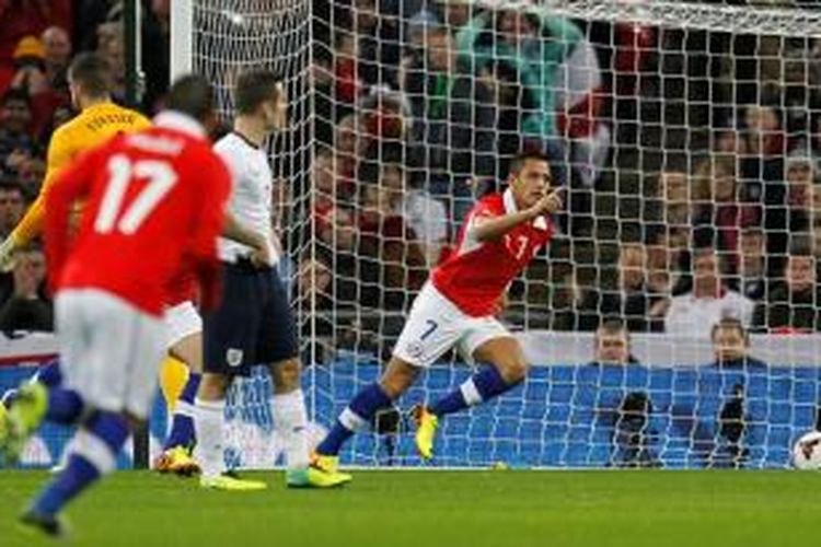 Bomber tim nasional Chile, Alexis Sanchez, merayakan golnya usai sukses membobol gawang Inggris dalam laga persahabatan di Wembley, Jumat (15/11/2013). 
