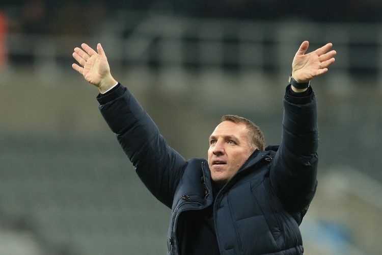 Manajer Leicester City, Brendan Rodgers melambaikan tangan kepada para penggemar setelah memenangkan pertandingan sepak bola Liga Premier Inggris antara Newcastle United dan Leicester City di St James Park di Newcastle-upon-Tyne, Inggris timur laut pada 1 Januari 2020.