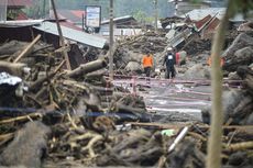 Banjir Sumbar, Afdel Nekat Terobos Longsor demi Temui Orangtua, Ada yang Kumpulkan Puing-puing Rumah