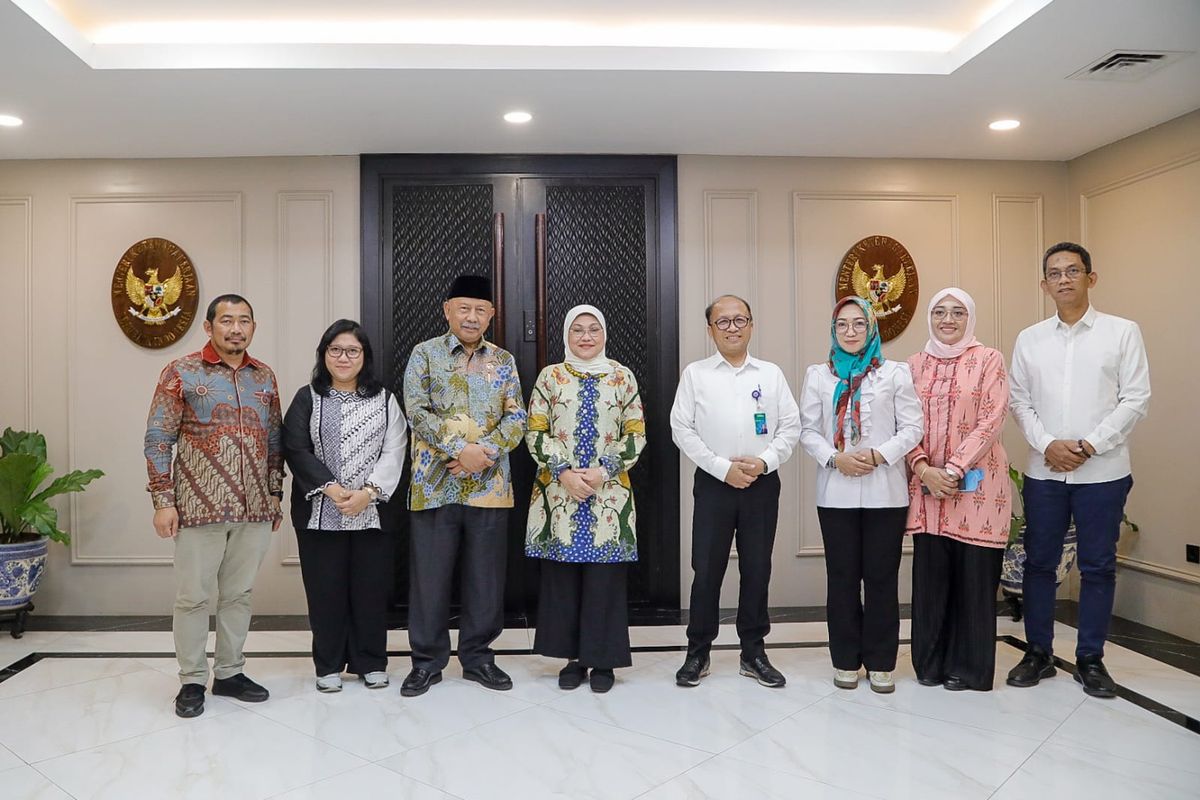 Menteri Ketenagakerjaan (Menaker) Ida Fauziyah menerima kunjungan kehormatan Duta Besar (Dubes) Republik Indonesia (RI) untuk Persatuan Emirat Arab (PEA) Husin Bagis di Kantor Kementerian Ketenagakerjaan (Kemenaker), Jakarta, Rabu (22/5/2024). 