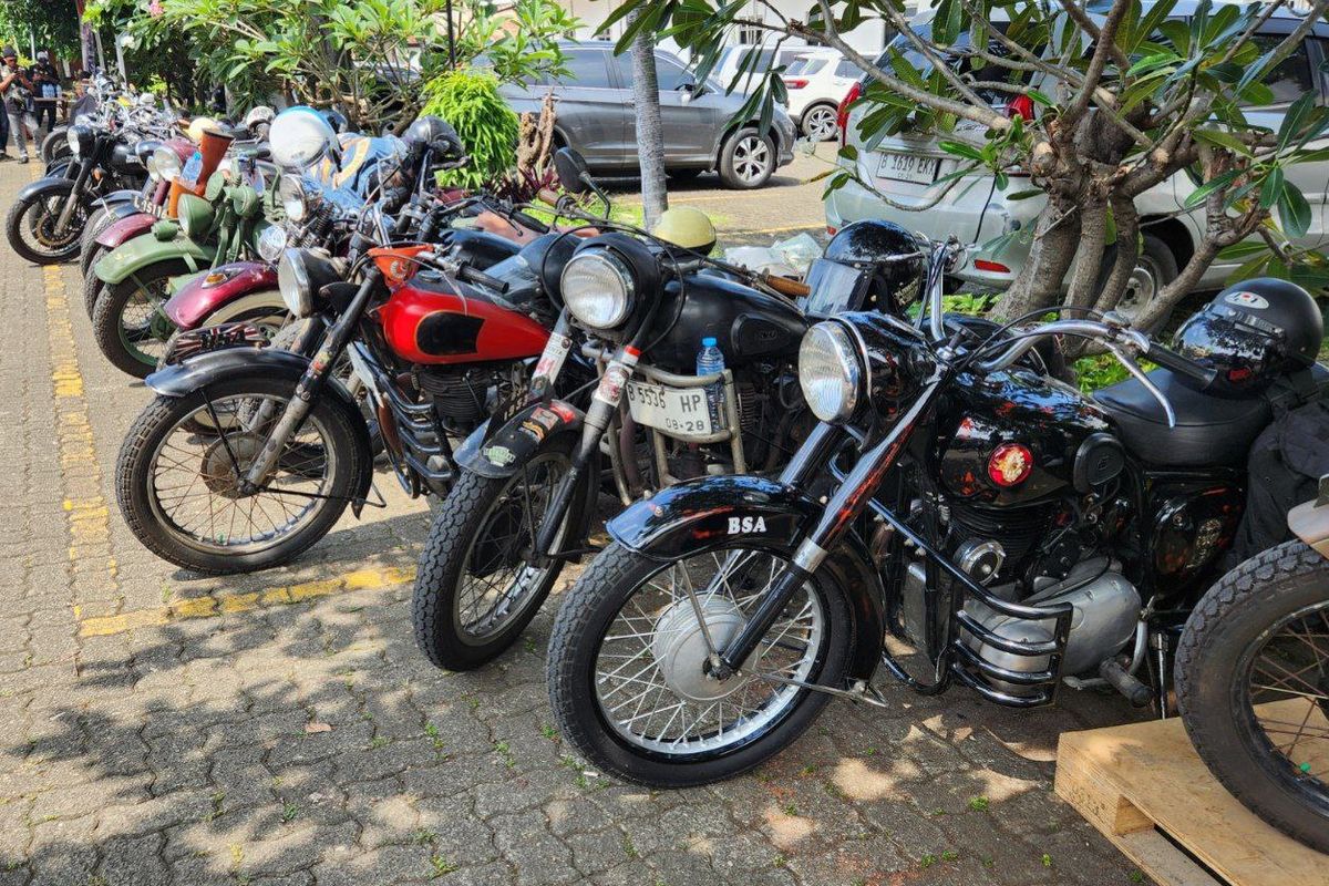 Deretan motor antik komunitas MACI Jakarta.
