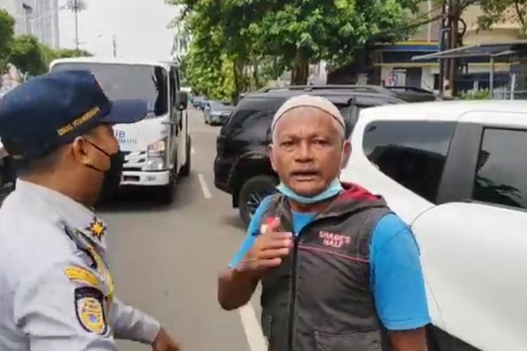 Penertiban parkir liar di Jalan Matraman Raya, Matraman, Jakarta Timur, mendapatkan perlawanan dari juru parkir, Senin (6/12/2021).