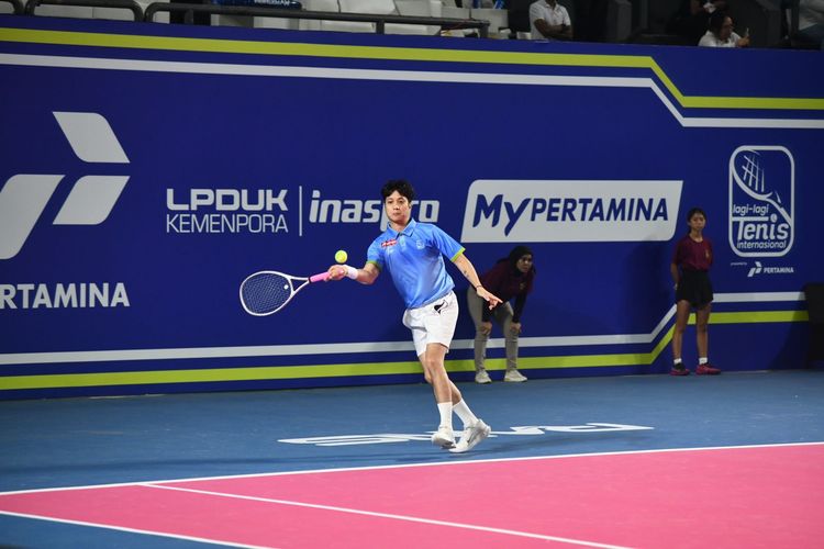 Pertandingan pertama Lagi-Lagi Tenis Internasional dibuka dengan kategori tunggal putra yang mempertemukan Pradikta Wicaksono (Dikta) dan Choi Woong. Ajang ini digelar di Tennis Indoor Senayan, Jakarta, Minggu (9/2/2025). 