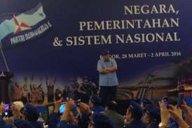 Ketua Umum Partai Demokrat Susilo Bambang Yudhoyono memaparkan keberhasilannya saat menjadi presiden dalam penataran pimpinan dan kader Partai Demokrat di Hotel Novotel, Bogor, Senin (28/3/2016).