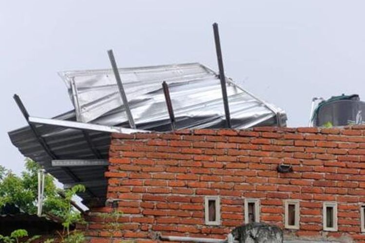 TKP Rumah warga yang rusak akibat angin kencang di Kecamatan Kediri, Lombok Barat, Selasa (15/11/2022)