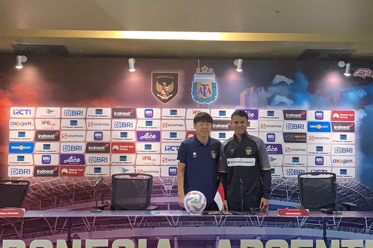 Pelatih timnas Indonesia Shin Tae-yong (kiri) dalam jumpa pers menjelang pertandingan FIFA Matchday melawan Argentina, Minggu (18/6/2023). Indonesia vs Argentina akan berlangsung di SUGBK, Senayan, Jakarta, Senin (19/6).