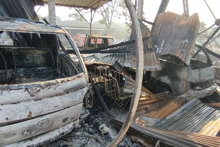 Lima buah unit mobil operasional PT Indigo Mandiri Sejahtera, pabrik dan gudang rotan di Cirebon, ludes terbakar pada Senin (22/4/2024)