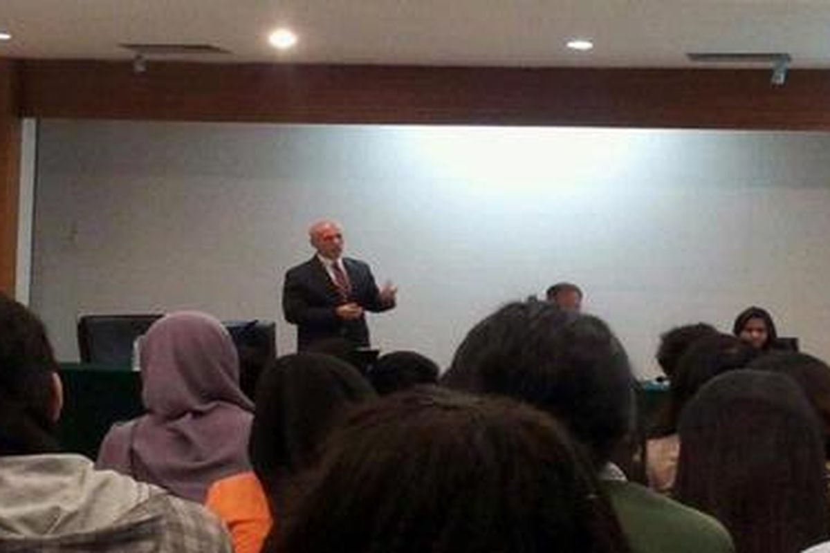 Terry M Kinney, penuntut umum federal dari AS berbagi pengalaman tentang perdagangan manusia dengan mahasiswa di Universitas Padjadjaran, Bandung, Jawa Barat, Selasa (29/11/2011).