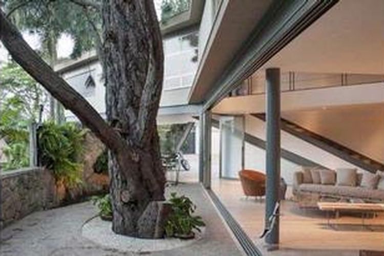 Lantai dasar rumah ini tidak dikelilingi dengan tembok beton, melainkan "dinding-dinding" kaca. Bahkan, kaca raksasa tersebut dapat dibuka untuk memberikan kesan lebih leluasa.