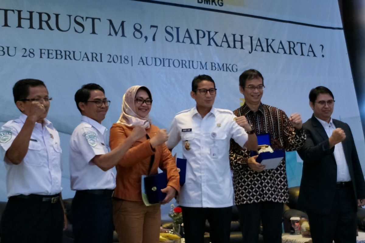 Wakil Gubernur DKI Jakarta Sandiaga Uno (tengah) seusai diskusi Gempa Bumi Megathrust Magnitudo 8,7, Siapkan Jakarta? di Auditorium BMKG, Jakarta Pusat, Rabu (28/2/2018).