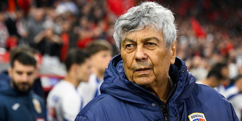 Mircea Lucescu kala mendampingi Timnas Rumania dalam pertandingan semifinal play-off Piala Dunia 2026 melawan Turkiye di Stadion Besiktas Park, di Istanbul pada 26 Maret 2026. (Foto oleh YASIN AKGUL / AFP)