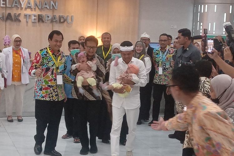 Menteri Kesehatan Budi Gunadi Sadikin dan Gubernur jabar Dedi Mulyadi tengah menggendong bayi kembar siam Nadia dan Nadira yag berhasil dipisahkan tim dokter RSHS Bandung, Selasa (10/6/2025).