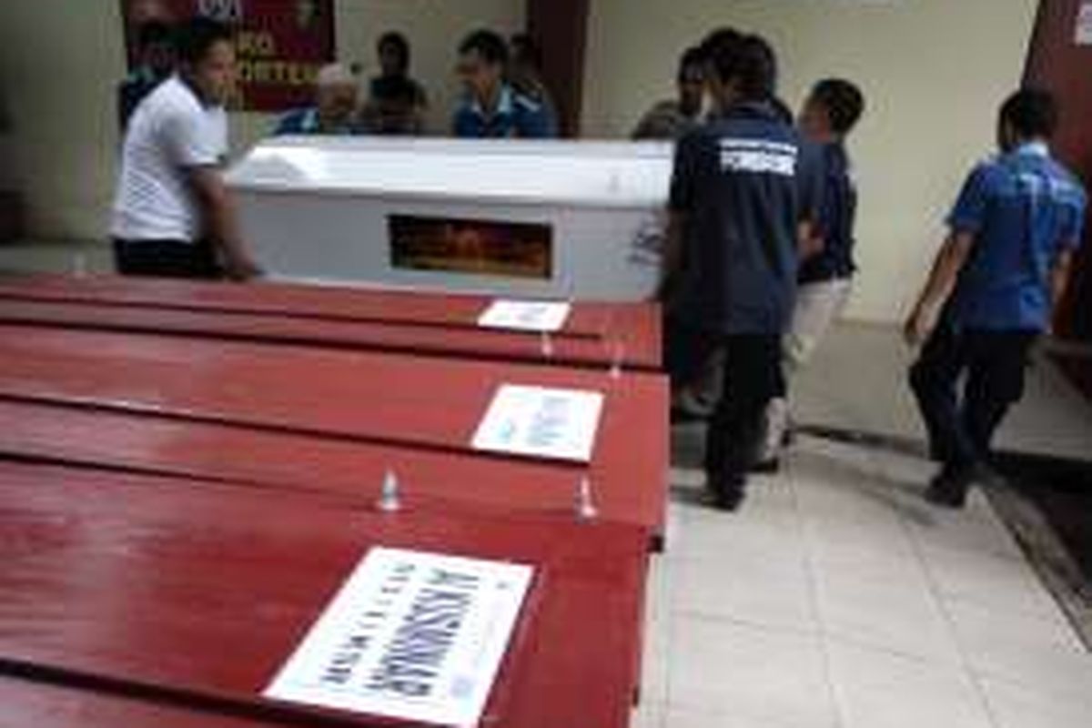 Peti jenazah korban kapal Zahro Express saat di Rumah Sakit Polri Kramatjati, Jakarta Timur, Rabu (4/1/2017).