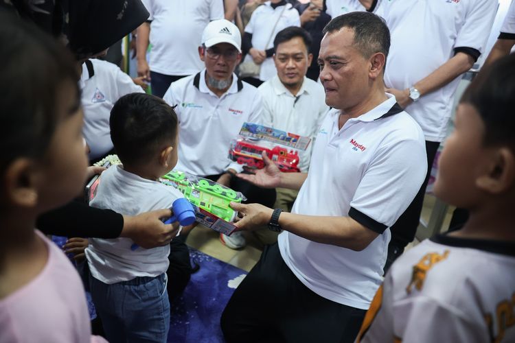Gubernur Jawa Tengah Ahmad Luthfi membagikan mainan kepada anak-anak yang dititipkan di Daycare Tripartit Berdikari. Hal ini dilakukan Gubernut Luthfi usai meresmikan Daycare Tripartit Berdikari di kawasan Rusunawa Gedanganak, Ungaran, Kabupaten Semarang, Jumat (1/5/2026).