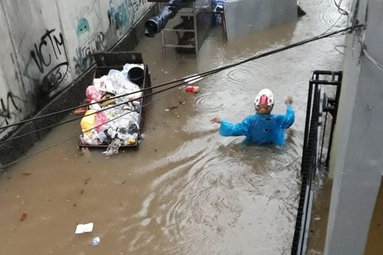 Banjir menggenangi Bendungan Hilir, Jakarta Pusat, Rabu (1/1/2020). Sumber foto: warga. 
