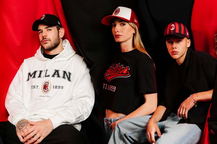 Theo Hernandez (paling kiri) tampil mengenakan salah satu koleksi hasil kerja sama AC Milan dan brand topi ternama, New Era. AC Milan mengumumkan kemitraan dengan New Era pada Jumat (30/6/2023).