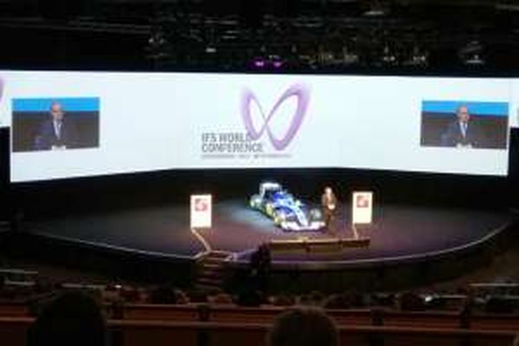 Alastair Sorbie, President dan CEO IFS, membuka IFS World Conference 2016 dan memperkenalkan mobil balap F1 dari  Sauber, di mana IFS sebagai salah satu sponsornya.