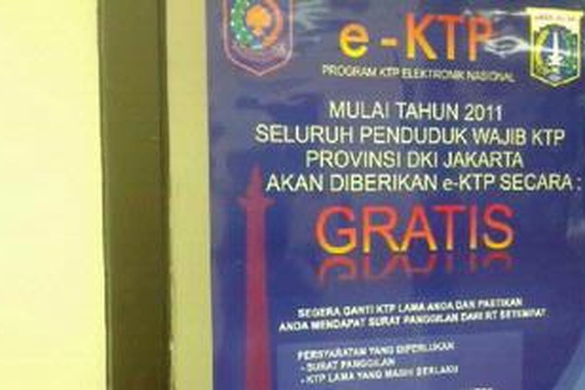 Poster e-KTP gratis yang terpampang di Kelurahan Kebon Sirih, Jakarta Pusat.