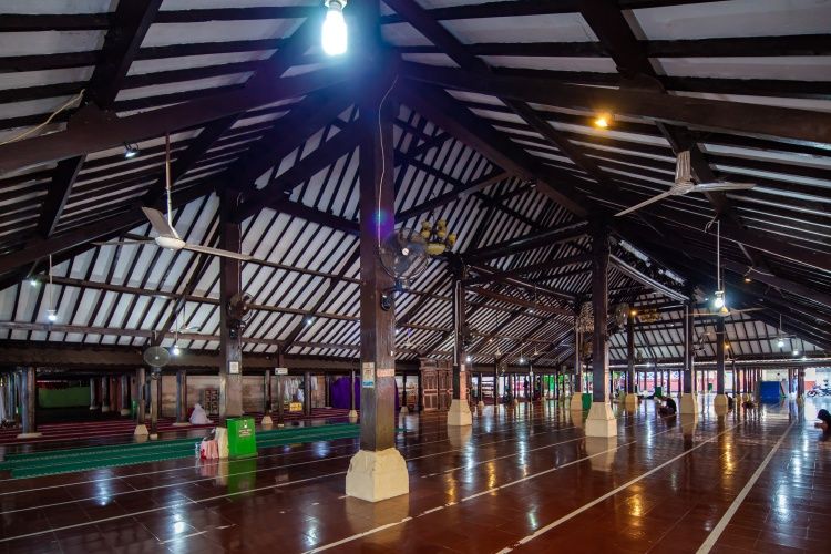 Salah satu serambi yang ada di Masjid Agung Sang Cipta Rasa.