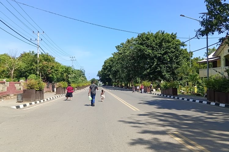 Jalan di Labuan Bajo Tanpa Kendaraan, Umat Jalan Kaki ke Gereja Saat Jumat Agung
