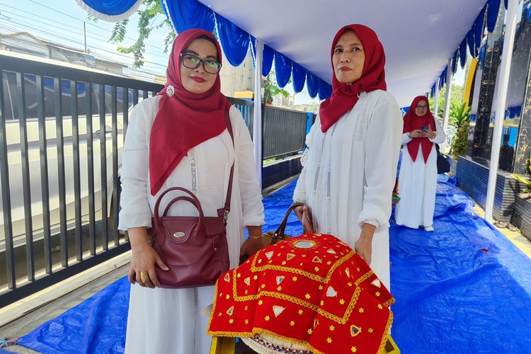 Jusnia (kiri) ketika mengikuti Bajamba di Masjid Al Musafir, Kecamatan Cilodong, Kota Depok, Minggu (26/11/2023).