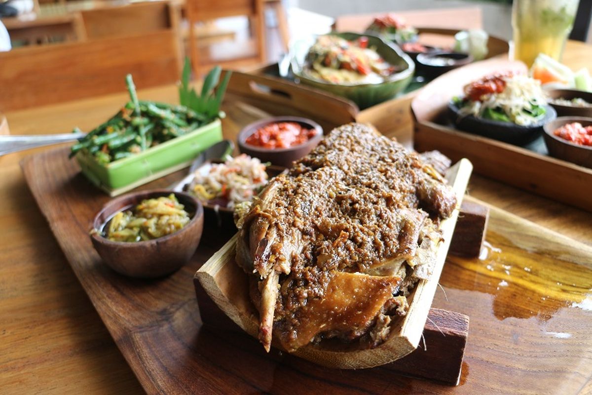 Bebek Timbungan. Salah satu restoran yang menyedikan hidangan ini adalah Restoran Bebek Timbungan ? Balinese Heritage Cuisine yang berada di Secret Garden Village, Bedugul, Bali.