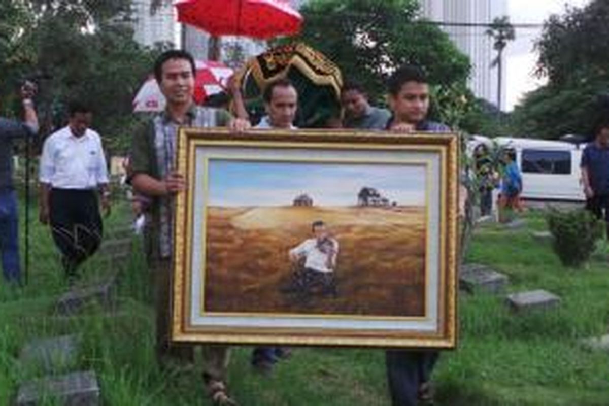 Keranda jenazah pemain biola legendaris Idris Sardi diusung di Tempat Pemakaman Umum Menteng Pulo, Jakarta Selatan, Senin (28/4/2014) sore.