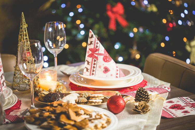 Ilustrasi dekorasi meja makan di hari Natal.