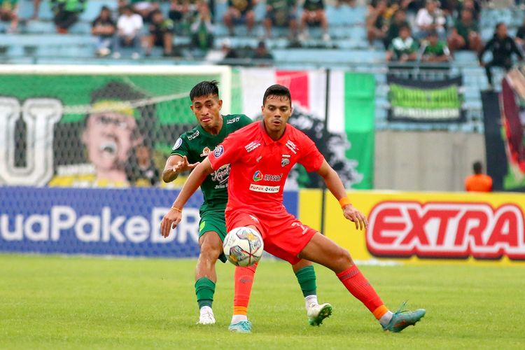 Pemain Persebaya Surabaya Riswan Lauhim menage ketat pemain Borneo FC Matheus Pato saat pertandingan pekan ke-22 Liga 1 2022-2023 yang berakhir dengan skor 3-2 di Stadion Gelora Joko Samudro Gresik, Jumat (3/2/2023) sore.