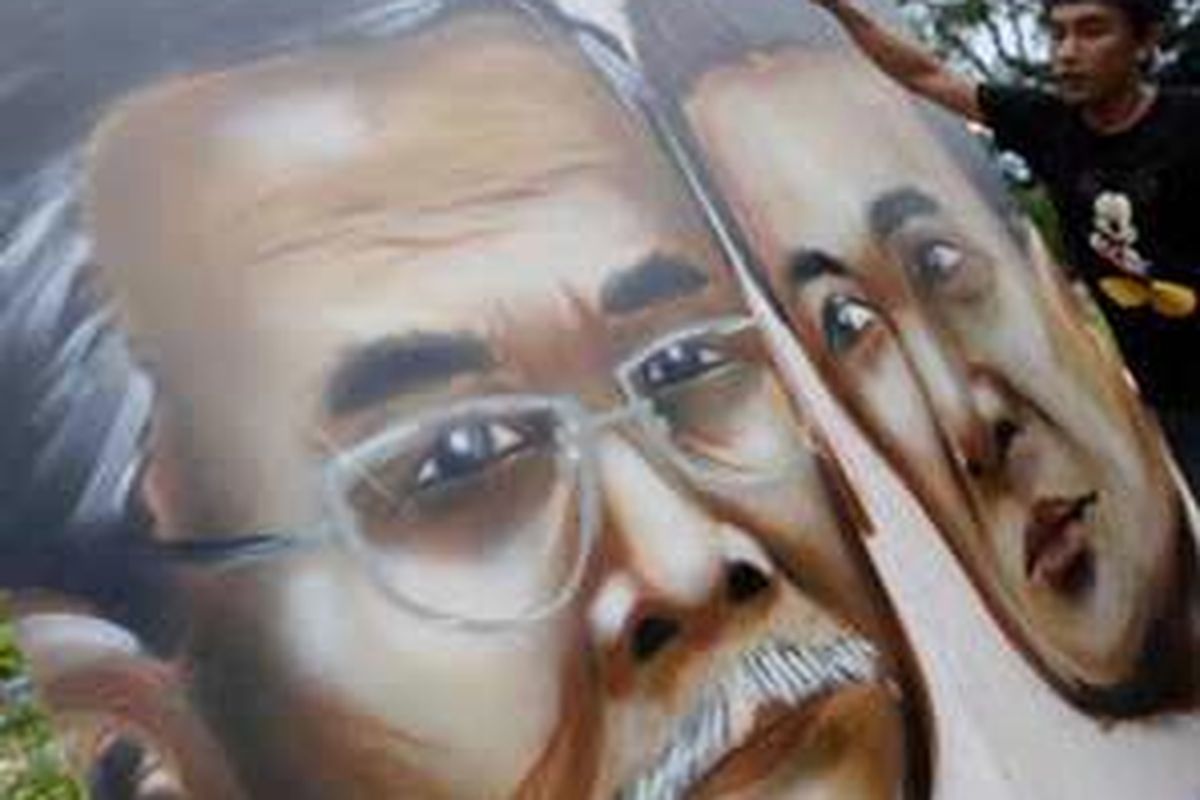 Sejumlah pemuda yang tergabung dalam Aceh Youth Forum menggelar aksi dukung KPK di Taman Sari, Kota Banda Aceh, Senin (16/11). Dalam aksi tersebut mereka melukis wajah dua pimpinan KPK (nonaktif) Bibit Samad Rianto dan Chandra M Hamzah serta mempertunjukkan berbagai kreativitas pemuda seperti tari jalanan dan musik. 