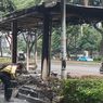 Pasukan Kuning Berjibaku Bersihkan Halte Transjakarta yang Dibakar