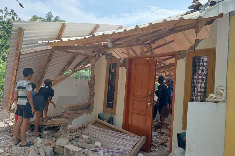 Rumah warga di Cipameungpeuk, Sumedang Selatan, Sumedang, Jabar hancur diterjang gempa. AAM AMINULLAH/KOMPAS.com
