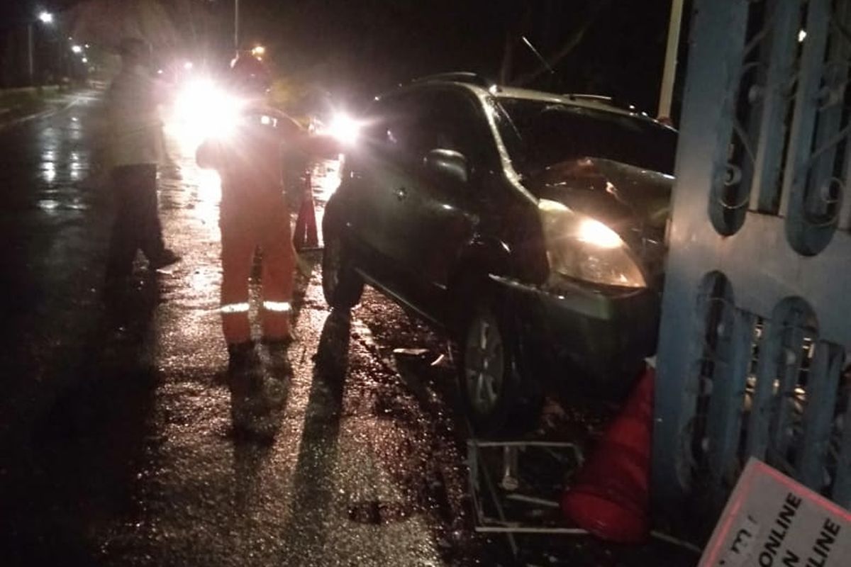 Sebuah mobil menabrak pintu masuk Taman Mini Indonesia Indah (TMII), Jakarta Timur, pada Selasa (9/3/2021) malam.