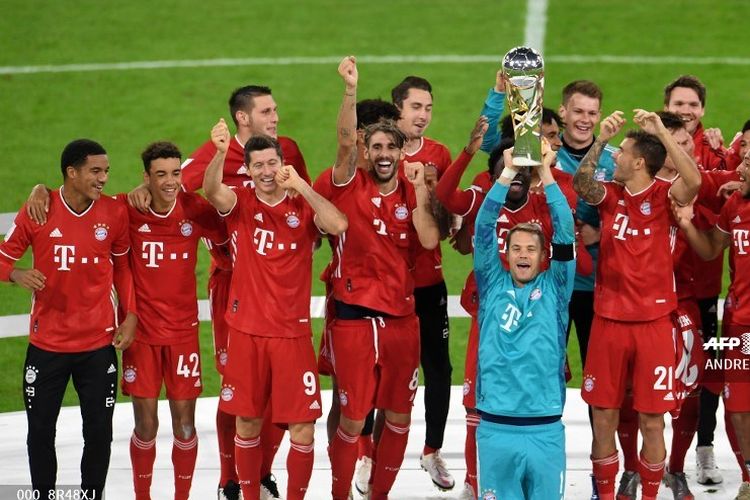 Penjaga gawang Bayern Muenchen, Manuel Neuer, dan rekan-rekannya merayakan keberhasilan mereka menjuarai Piala Super Jerman 2020, di Munich, Jerman, Rabu (30/9/2020) waktu setempat.