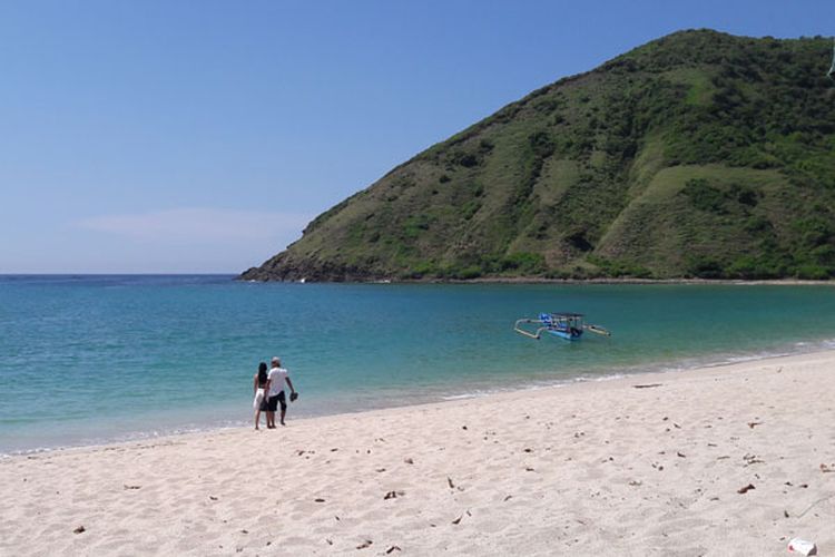 Wisatawan di Pantai Mawun, Kabupaten Lombok Tengah, NTB, Rabu (20/2/2019).