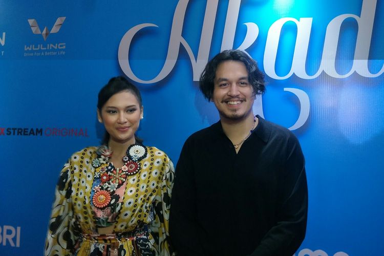 Pemeran film Akad, aktris Indah Permatasari dan aktor Kevin Julio usai gala premier di Epicentrum, Kuningan, Jakarta Selatan, Rabu (2/2/2022).