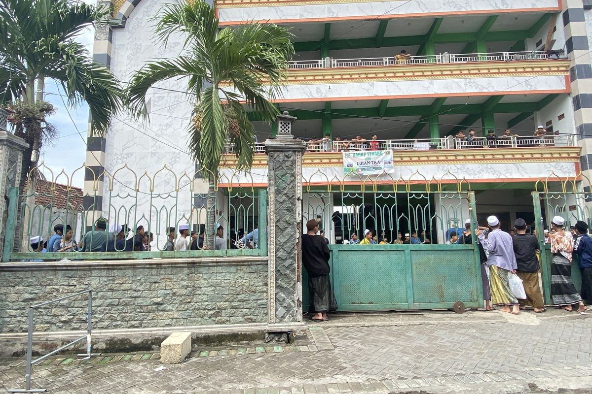 Suasana Kampus II Institut Agam Islam Al Khoziny dipenuhi santri sedang beraktivitas usai sebulan lebih tragedi mushala ambruk, Kamis (13/11/2025)