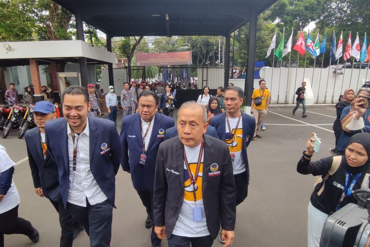 Sejumlah pejabat teras Partai Nasdem datang ke kantor KPU RI mendaftarkan bacaleg mereka, Kamis (11/5/2023). Ada Prananda Paloh yang merupakan putra Ketua Umum Nasdem Surya Paloh sekaligus Ketua Badan Pemenangan Pemilu Nasdem, Wakil Ketua DPR RI Rachmat Gobel, Wakil Komisi II DPR RI Saan Mustopa, dan Ketua DPP Willy Aditya.