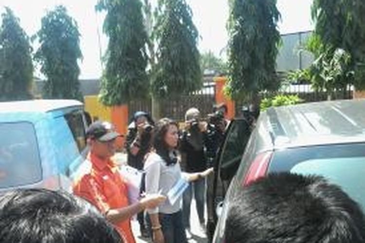 Rekontruksi kasus pemalsuan dokumen yang diduga dilakukan Abraham Samad digelar di kantor Kecamatan Panakukang, Minggu (17/5/2015). Rekontruksi diperankan dua peran pengganti yang merupakan anggota Polda Sulselbar.