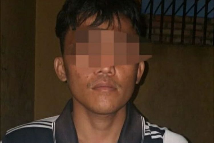 Pelaku pembunuhan ayah kandung, RH (25) saat diamankan di Polsek Kampar di Kabupaten Kampar, Riau, Kamis (10/9/2020).