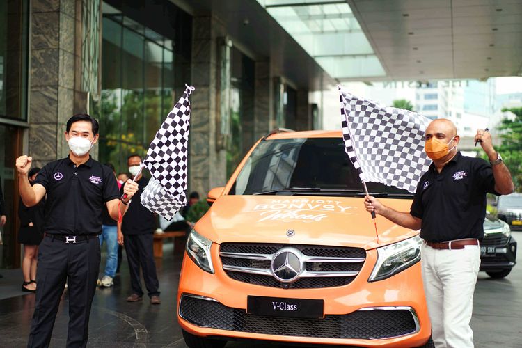 Presiden Direktur PT Mercedes-Benz Distribution Indonesia, Choi Duk Jun (kiri), bersama Area Vice President Marriott International di Indonesia, Ramesh Jackson (kanan), saat konferensi pers Marriott Bonvoy on Wheels di The Westin Jakarta, Kamis (30/9/2021).