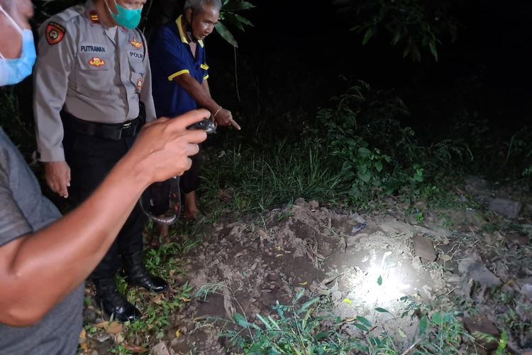 Polisi mengecek Kuburan Desa Gerokgak, Kecamatan Gerokgak, Kabupaten Buleleng, Provinsi Bali, pada Kamis (7/4/2022). Kuburan tersebut diduga dibongkar secara misterius.