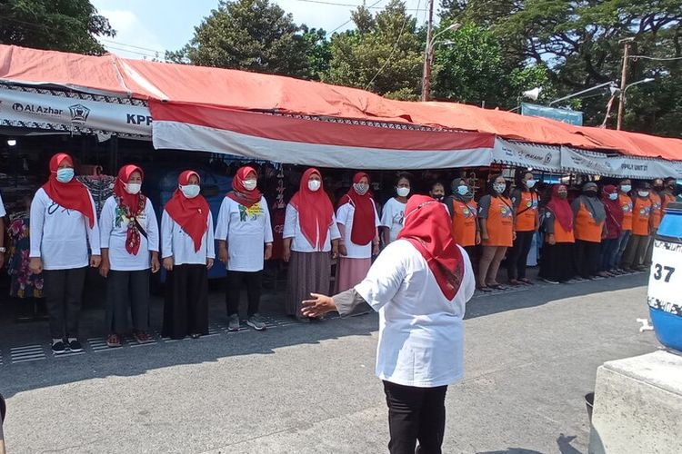 PKL Malioboro menyanyikan lagu Indonesia Raya di sisi Timur Jalan Malioboro, Selasa (1/6/2021)