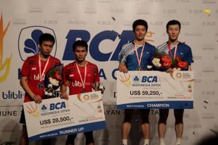 Ganda putra Korea, Lee Yong-dae/Yoo Yeon-seong (biru), dan ganda Indonesia, Mohammad Ahsan/Hendra Setiawan (merah), berpose di atas podium BCA Indonesia Open 2014, Minggu (22/6/2014). Lee/Yoo kaluar sebagai juara setelah mengalahkan Ahsan/Hendra, 21-15, 21-17.