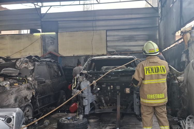 Pekerja Cuci Tangan Pakai Bensin, Bengkel Mobil di Sunter Jaya Jakut Terbakar