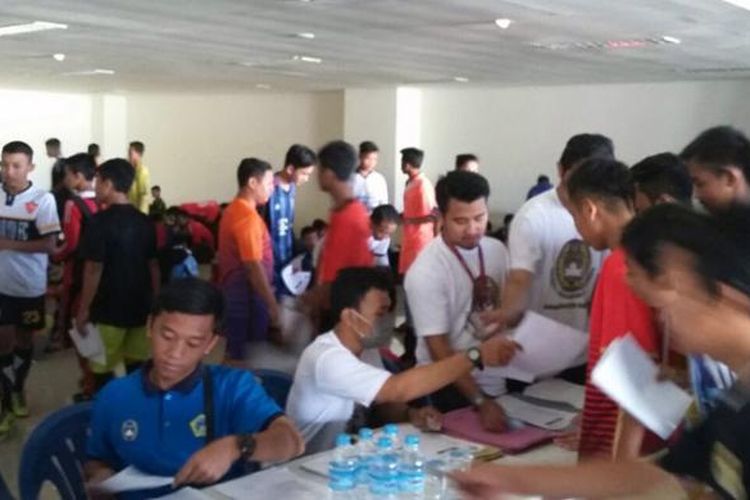 Pendaftaran seleksi Timnas U-19 di Gresik yang berlangsung di Stadion Gelora Joko Samudro.